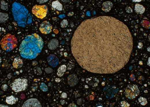 Sección delgada de condrita vista al microscopio